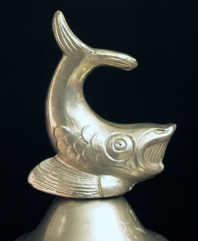 Pokal med lock som krönes av en fisk. 1:a pris 18/9 1938 i Göteborgs segelsällskap.