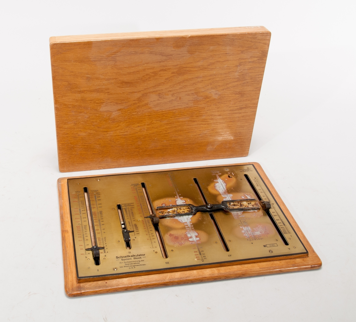 Snabbkalkylator, system Bloch, för bestämning av tiden för spånavskiljning vid verktygsmaskiner, i låda av trä.