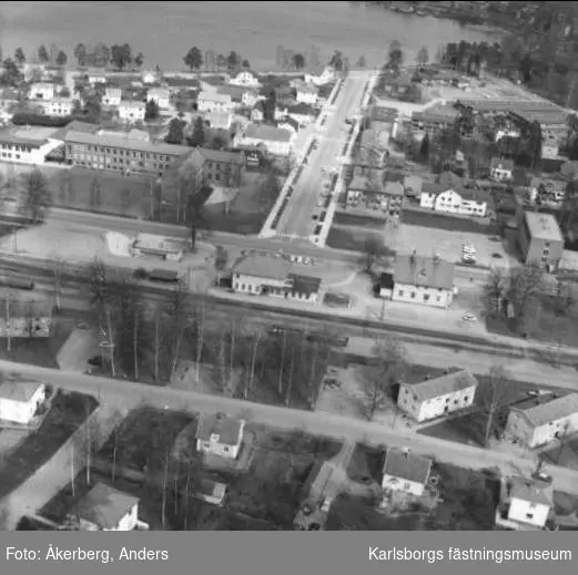 Flygfoto över delar av Karlsborg. Gamla posthuset, teaterbio, Kungsgatan och delar av Västra Vägen. Foto: Anders Åkerberg, 1973. Endast neg finns.