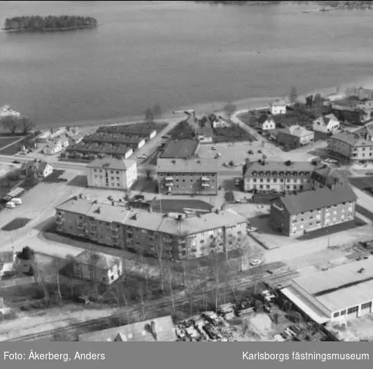 Flygfoto över delar av Karlsborg. Bebyggelse vid torget i Rödesund, Vinkelgatan, Storgatan och "Lillkumla" som byggdes 1969 - 70. Foto: Anders Åkerberg, 1973. Endast neg finns.