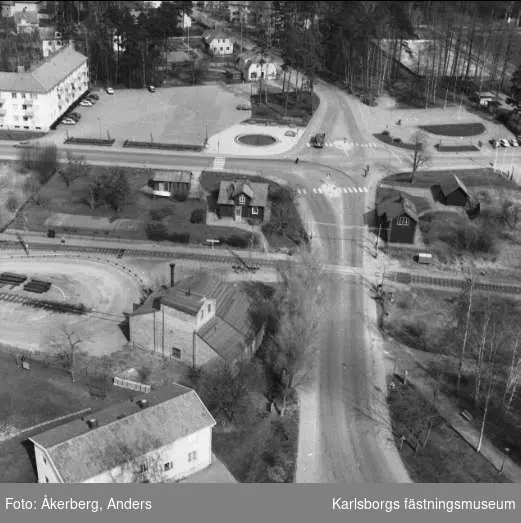 Flygfoto över delar av Karlsborg. Södra infarten med södra torget och Kärleksstigen i bakgrunden. Foto: Anders Åkerberg, 1973. Endast neg finns.
