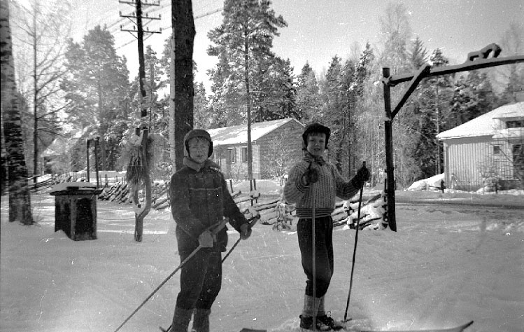 Thure Elgåsen. f. 26/6-1910. d. 6/9-1985. 
Tivedenkännare, konsthantverkare, scoutledare och hembygdsföreningsman. 
Övrig information se personarkiv i Västergötlands museum, Skara.