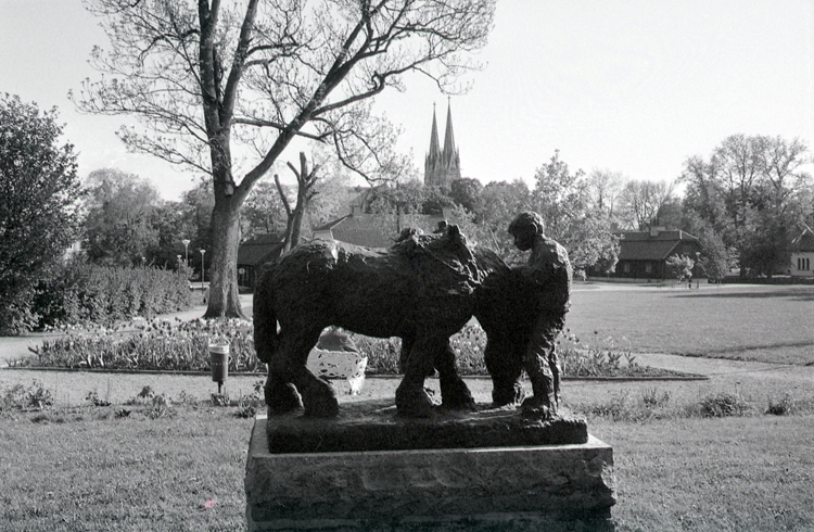 Stadsträdgården mot Domkyrkan. 
I förgrunden konstnären Jalmar Lindgrens skulptur "De odlade jorden", 1984.