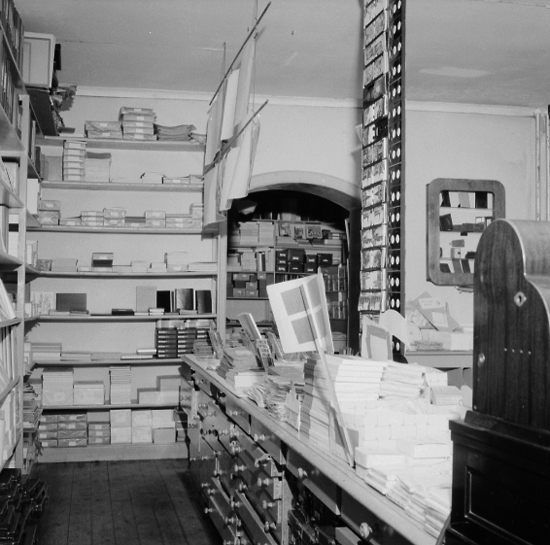 A. Granqvist & Co. Pappershandel - butiken före ombyggnaden 1955. 
Butiken.