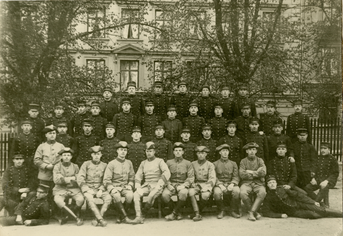Grupporträtt av soldater vid Rekrytskolan, Positionsartilleriregementet A 9, 1910.