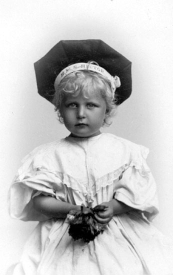 Ossie Sjöstedt 2 år och 7 mån 1897 dotter till Sten Sjöstedt Hjo.