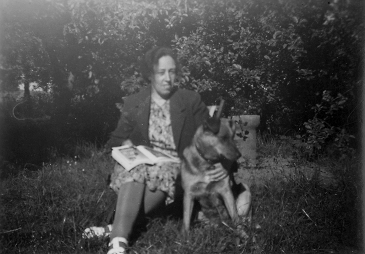 Heljesgården, Bolum.
Elsa Eriksson med hunden Tussie 1940-talet.