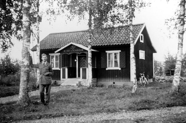 Thure Elgåsen f. 26/6-1910. d. 6/9-1985. 
Tivedenkännare, konsthantverkare, scoutledare och hembygdsföreningsman.
I övrigt se personarkiv i Västergötlands museum, Skara.