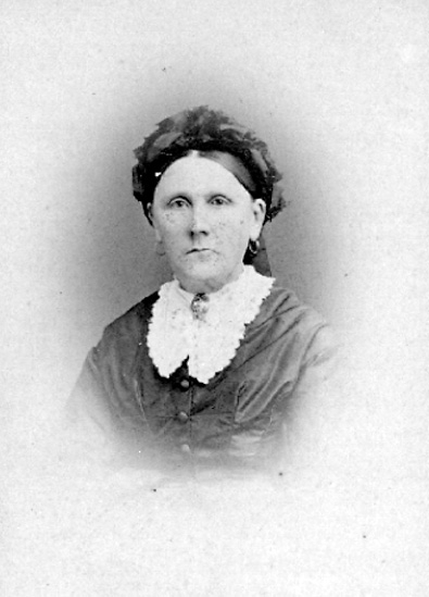 inv. nr. 89534.

Maria Tesch, f. 1850 d. 1936, drev fotoateljé på Nygatan 20 och 46 i Linköping 1873-1917. Filial i Eksjö. Firman överläts 1917 till Anna Göransson.