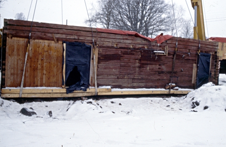 Flyttning av Ekeskogs lanthandel till Fornbyn i Skara den 2 februari 1984.