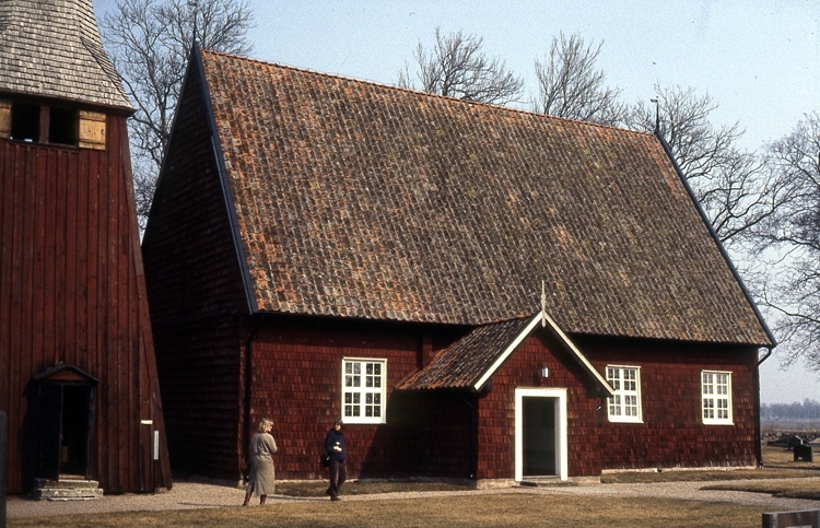 Bredsäters kyrka och klockstapeln.