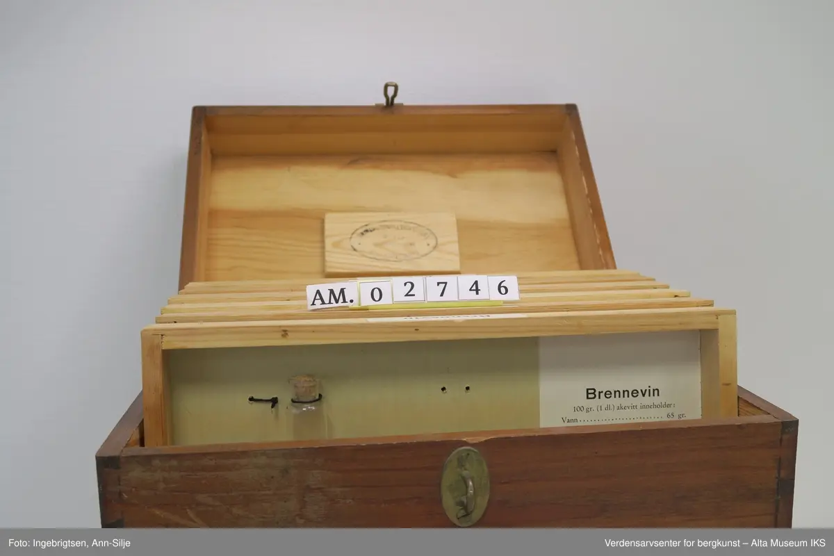 Form: Trekasse med forseglede glassrør festet til 6 trerammer.