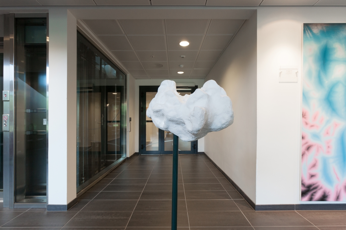 Kunstneren inviterte alle de ansatte i Petroleumstilsynet til være med på å lage et totem til institusjonen. Et totem er en families eller klans emblem, hogget ut i tre. Det er gjerne et ikke-menneskelig vesen, og noe som klanen assosierer seg med.

"Totem I" står inne i vestibylen, mens den større "Totem II" står ute i vannspeilet i atriet og kan betraktes fra kontorene til ansatte ved flere statlige institusjoner.  Der står den og minner om at ikke alt er målbart og formålsrettet.  Noen ting blir til ved innskytelser og luner, og spiller sin rolle i verden som brudd med det vante.