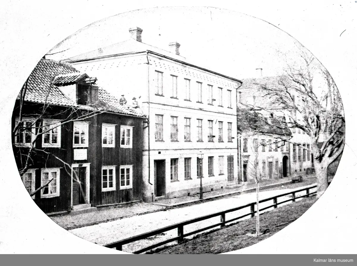 Södra Vallgatan i Kalmar, troligen runt 1860.