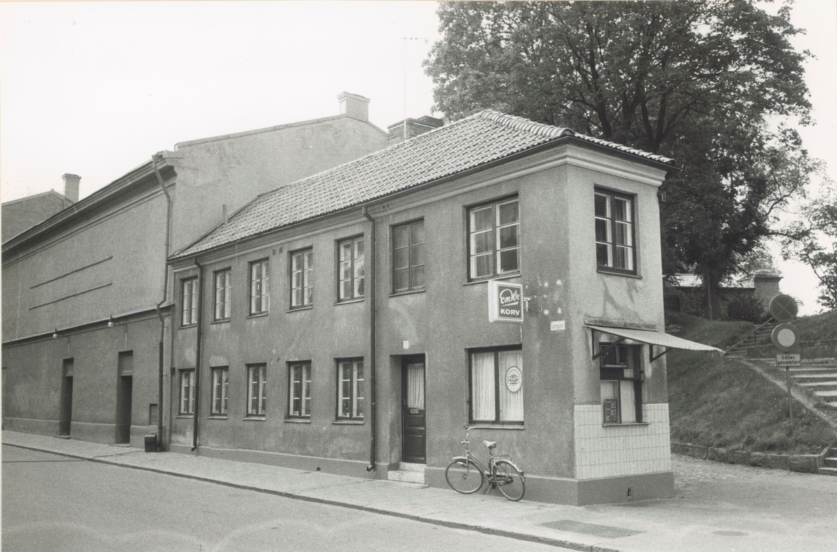 Korvkiosken i Strykjärnet. Fasad mot Larmgatan. Bilderna är tagna inom ramen för Kalmar kommuns inventering av Kvarnholmens bebyggelse 1970-1971 och skänkta till länsmuseet.