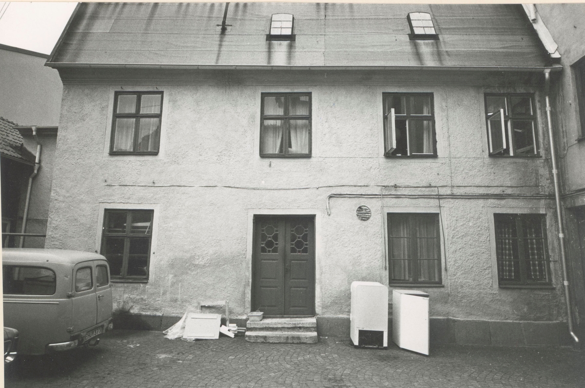 Gårdsfasad, Kvarnholmen väster om Västra Sjögatan. Bilderna är tagna inom ramen för Kalmar kommuns inventering av Kvarnholmens bebyggelse 1970-1971 och skänkta till länsmuseet.