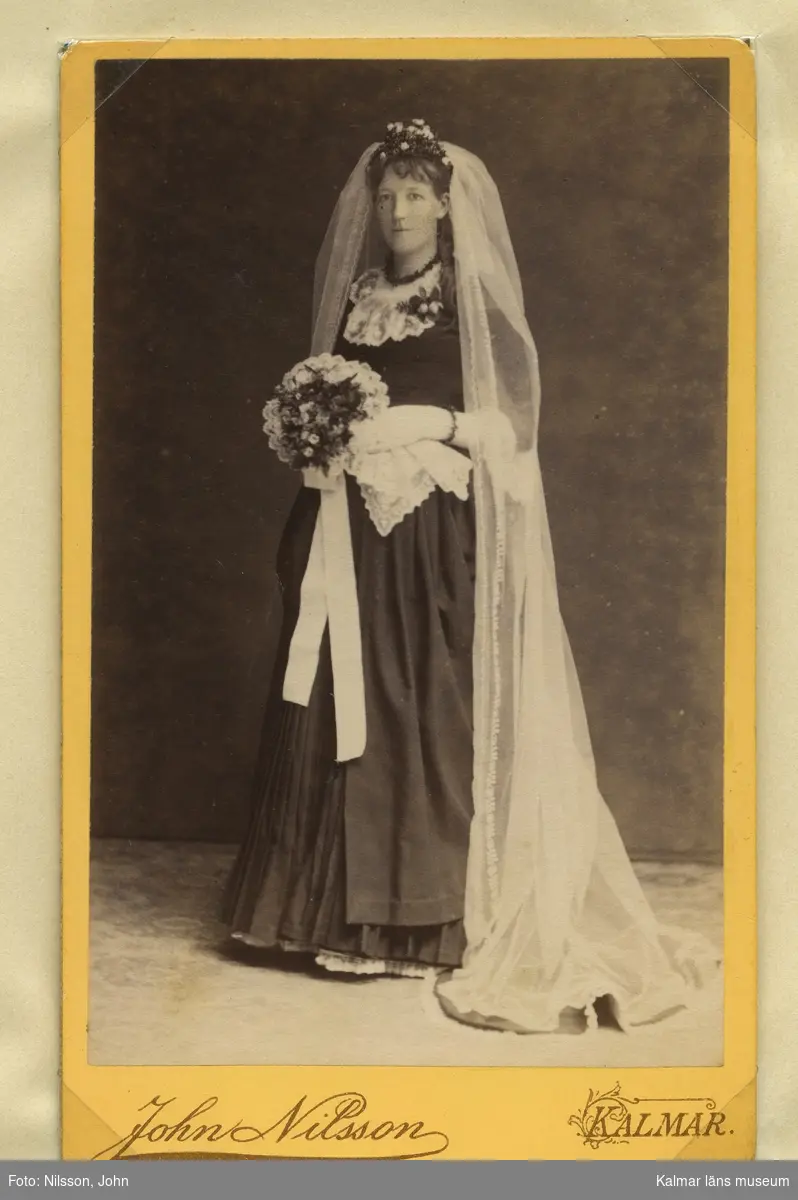Fru Anna Sophia Sandsten, född Åberg, som brud 1886 vid giftermålet med flaggunderofficeren Carl Sandsten.
