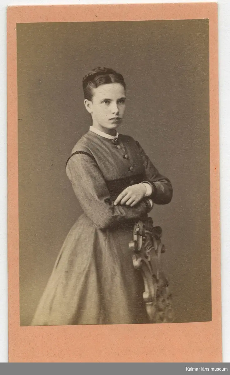 Elin Holmberg, Värmland. Elev i Rostad-skolan omkring 1868-70. Skolkamrater till Maria Jeansson, född 1854.