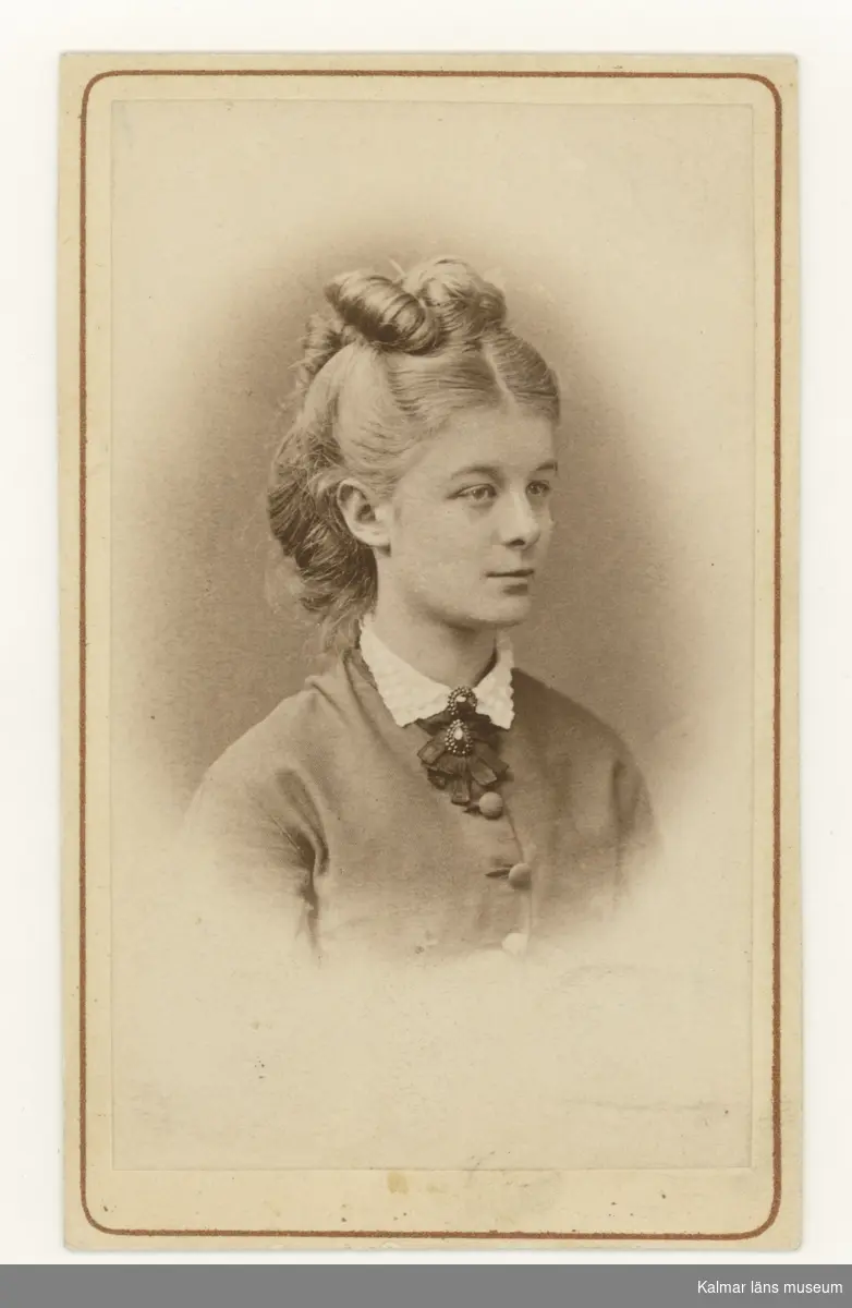 Leijonhufud. Elev i Rostad-skolan omkring 1868-1870. Skolkamrat till Maria Jeansson född 1854
Gåva av H Bruun 1974.