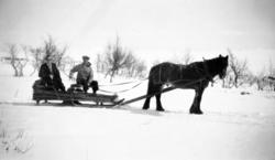 To menn med hest og slede.