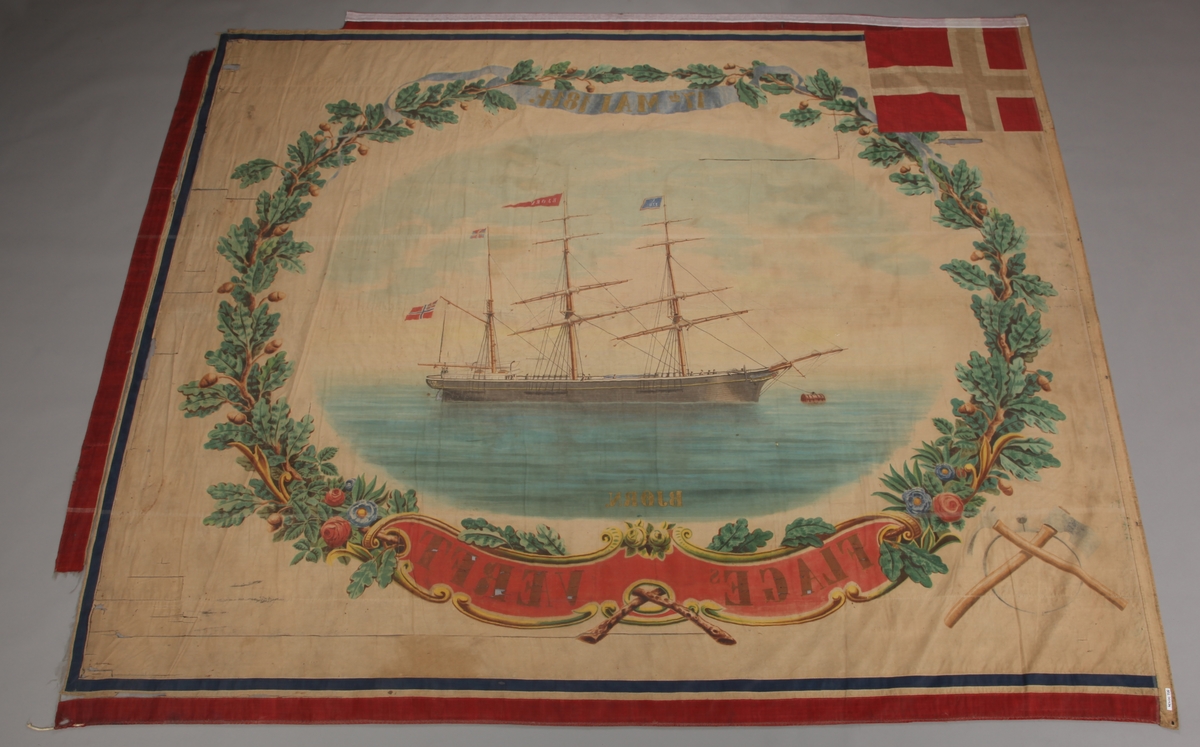 Tømmermannsfane med maleri av bark BJØRN med inskripsjon " Flage Verft" og " 17de mai 1814"