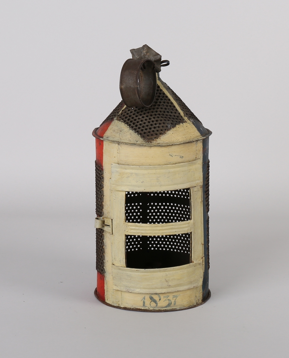 Rund lanterne av blikk for talglys, merket 1837, med liten dør.