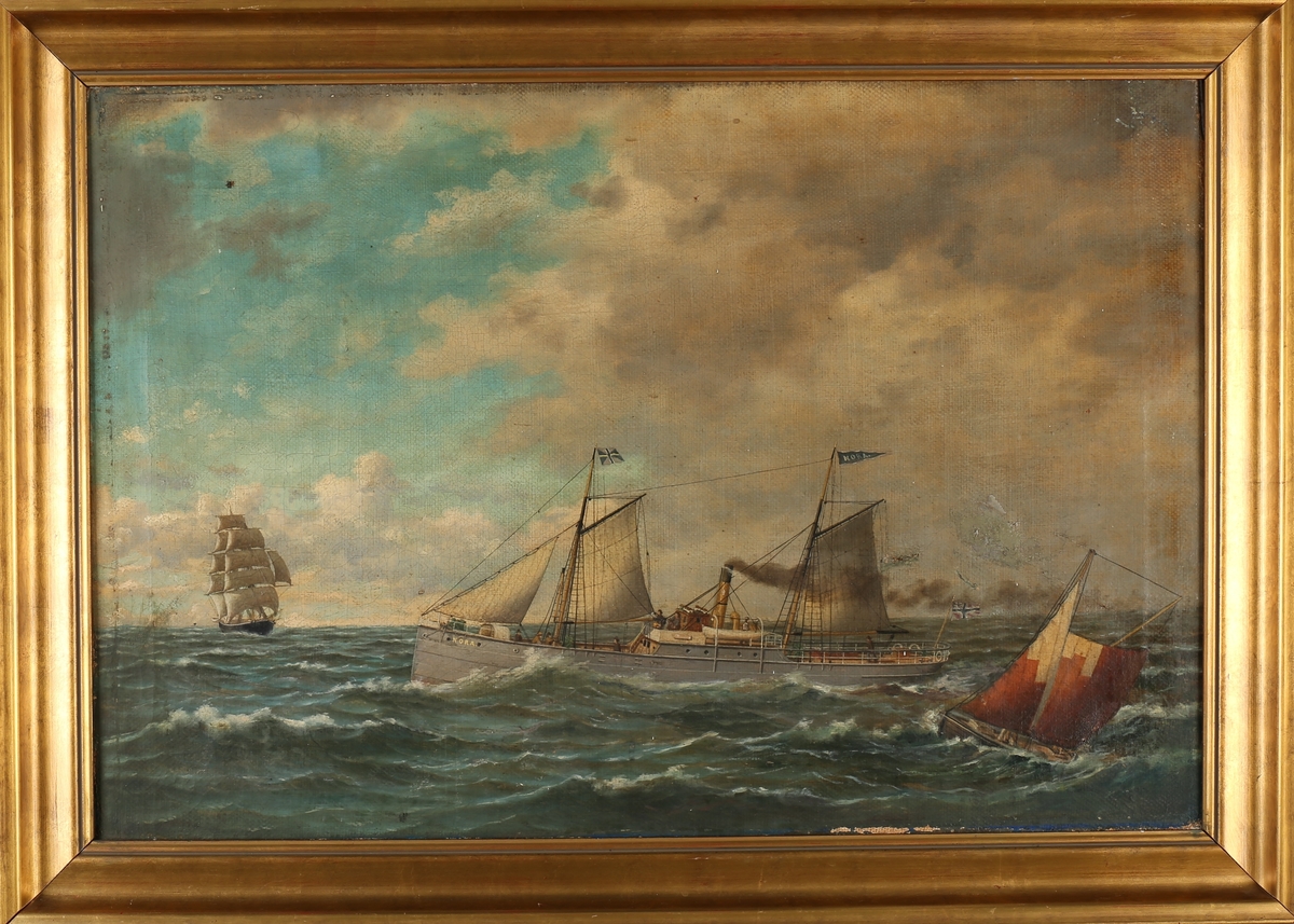 Skipsportrett av DS NORA under fart med seilføring på åpent hav. Ser et annet seilskip forut og ett mindre seilfartøy akter.