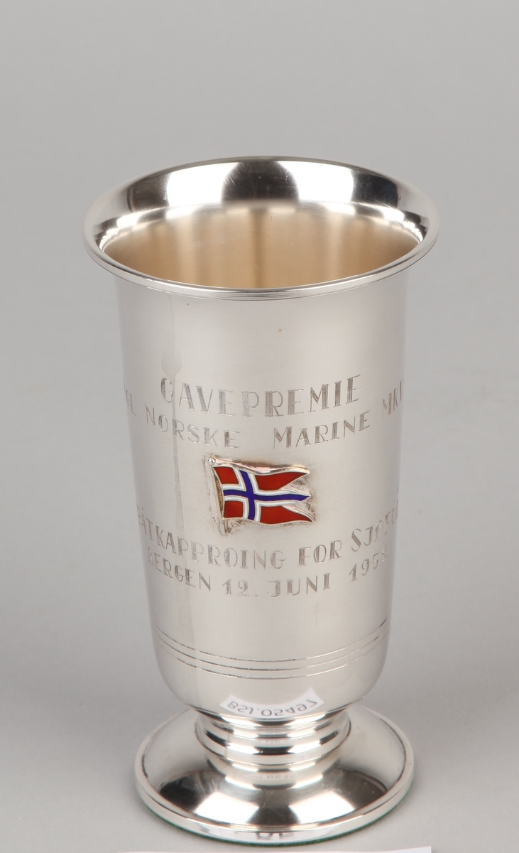 Sølvpokal gitt Kgl. Norske Marine i 1958. På sokkel med emaljert norsk flagg.