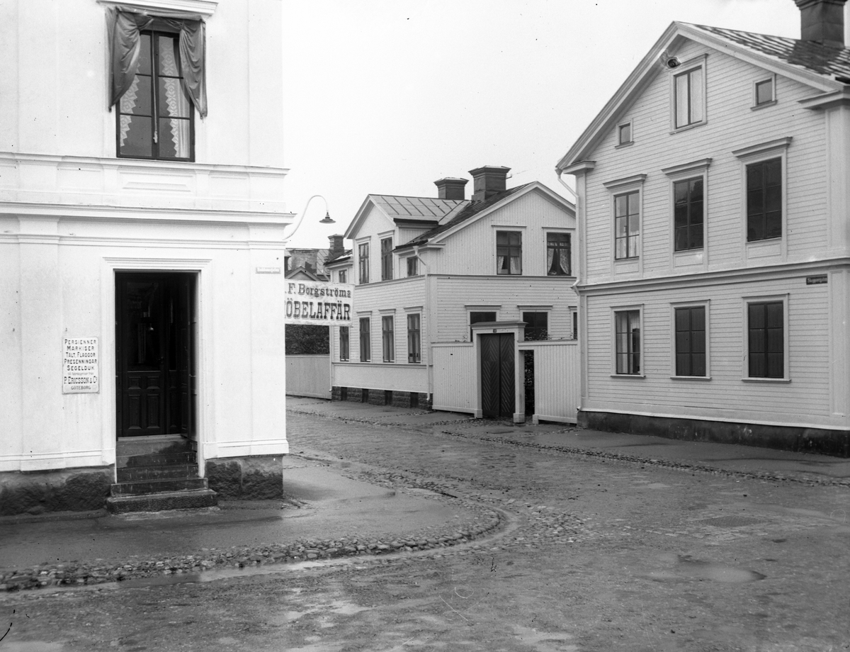Borgströms Möbelhandel på Norra Skeppargatan och P. Ericsson & C:o som tillverkar bl.a. Persienner, tält och segelduk på Ruddammsgatan, Gävle.