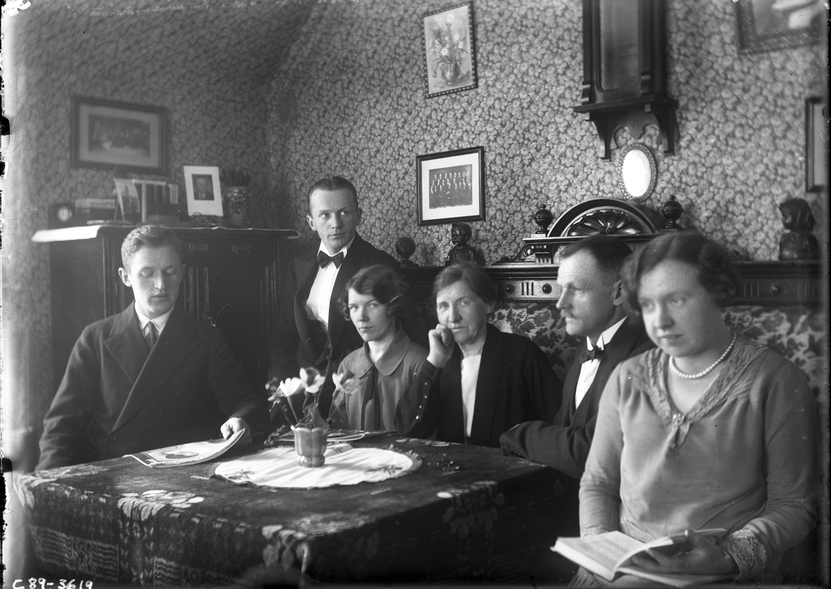 Familjen Karl Johan Östergren (fotograf) med fru Lovisa Kristina och barnen Gurli, Märta, Ragnar och Bengt.
