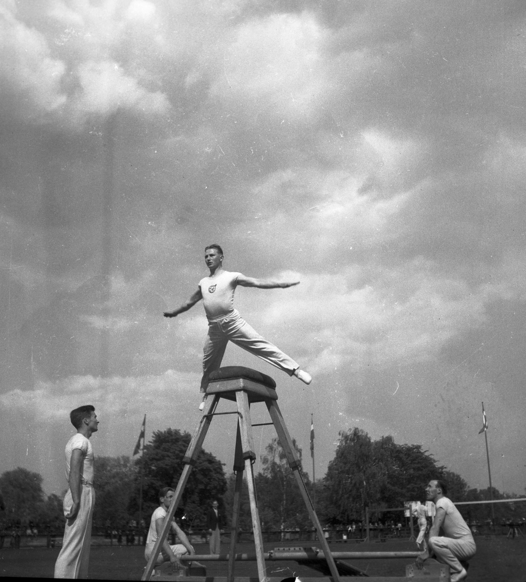 Gymnastik på Strömvallen.

En man hoppar över en bock.

3 juni 1943.