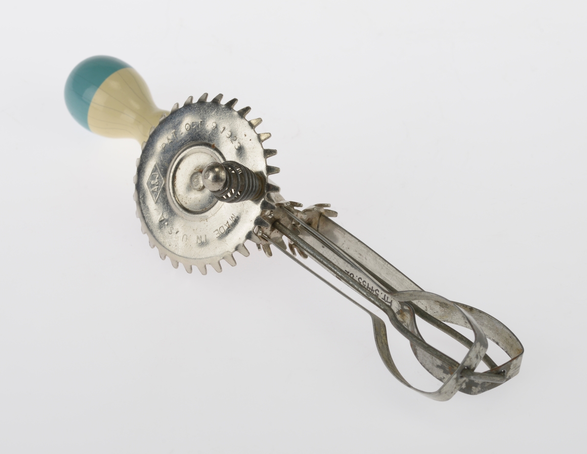 Et sett med kjøkkenredskaper som ligger i en skuff. Gjenstandene er undernummerert 01-06.
FTT.54455.01: En skuff av tre som er hjemmesnekret. Den er firkantet og har kanter som står opp på sidene og i bakkant. 
FTT.54455.02: En hjulvisp laget av metall og håndtak av tre. Håndtaket er malt hvitt mens tuppen er malt blå. Hjulvispen er som en ordentlig visp, bare mindre i størrelse. Man kan vispe med den.
FTT.54455.03: En steikespade laget av metall og håndtak av tre. Spaden har et firkantet og bredt hode. Mellom hodet og håndtaket er det en rund metallstang. Håndtaket er malt hvitt mens tuppen er malt blå.
FTT.54455.04: En potetskreller laget av metall og håndtak av tre. "Skrelldelen" har en tagget side og en glatt side. På midten er det et avlang hull for potetskrellet. Håndtaket er malt hvitt mens tuppen er malt blå.
FTT.54455.05: En øse laget av metall og håndtak av tre. Øsehodet er rundt. Mellom hodet og håndtaket er det en rund metallstang. Håndtaket er malt hvitt mens tuppen er malt blå.
FTT.54455.06: En stor skje laget av metall og håndtak av tre. Skjeen har ovalt hode med avlange hull i. Mellom hodet og håndtaket er det en rund metallstang. Håndtaket er malt hvitt mens tuppen er malt blå.