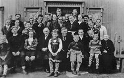 Begravelse, personer, klær, bolighus. Begravelsen til Torlei