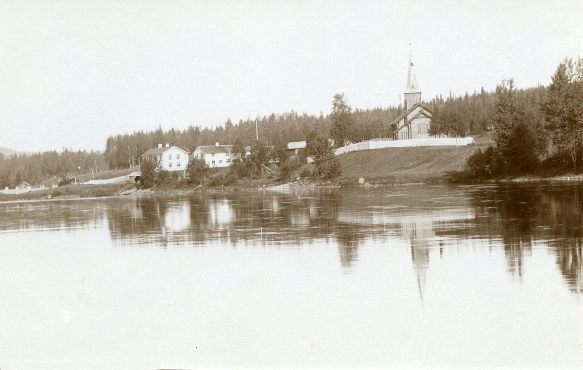 Plassen, gard; Grønneset (Gnr. 3, bnr. 1) til venstre. Kirken til høyre. Elva (Fallvika) i forgrunnen.
