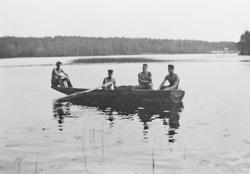 Personer, båt, naturforhold.