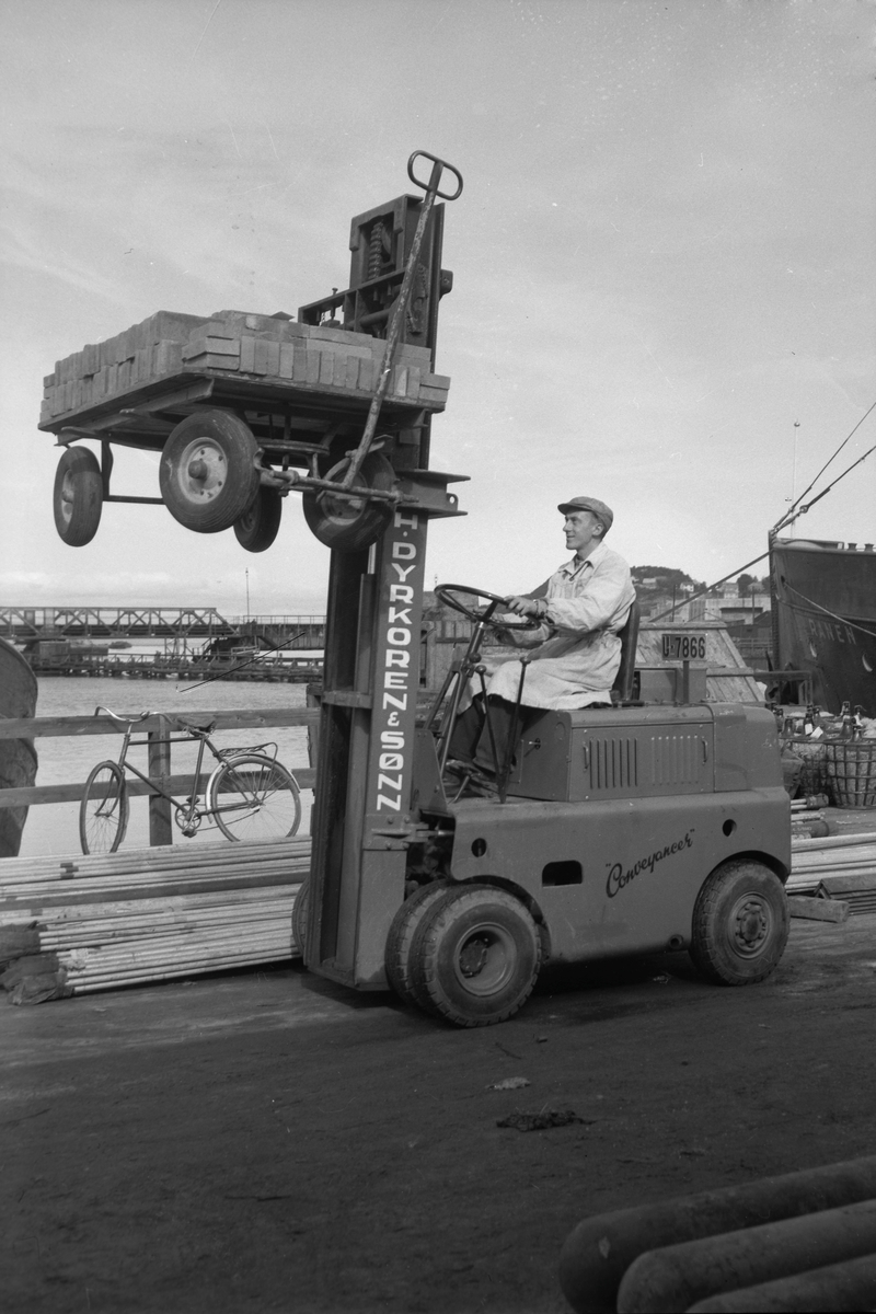 Firma H. Dyrkoren & Sønn, bruk av gaffeltruck