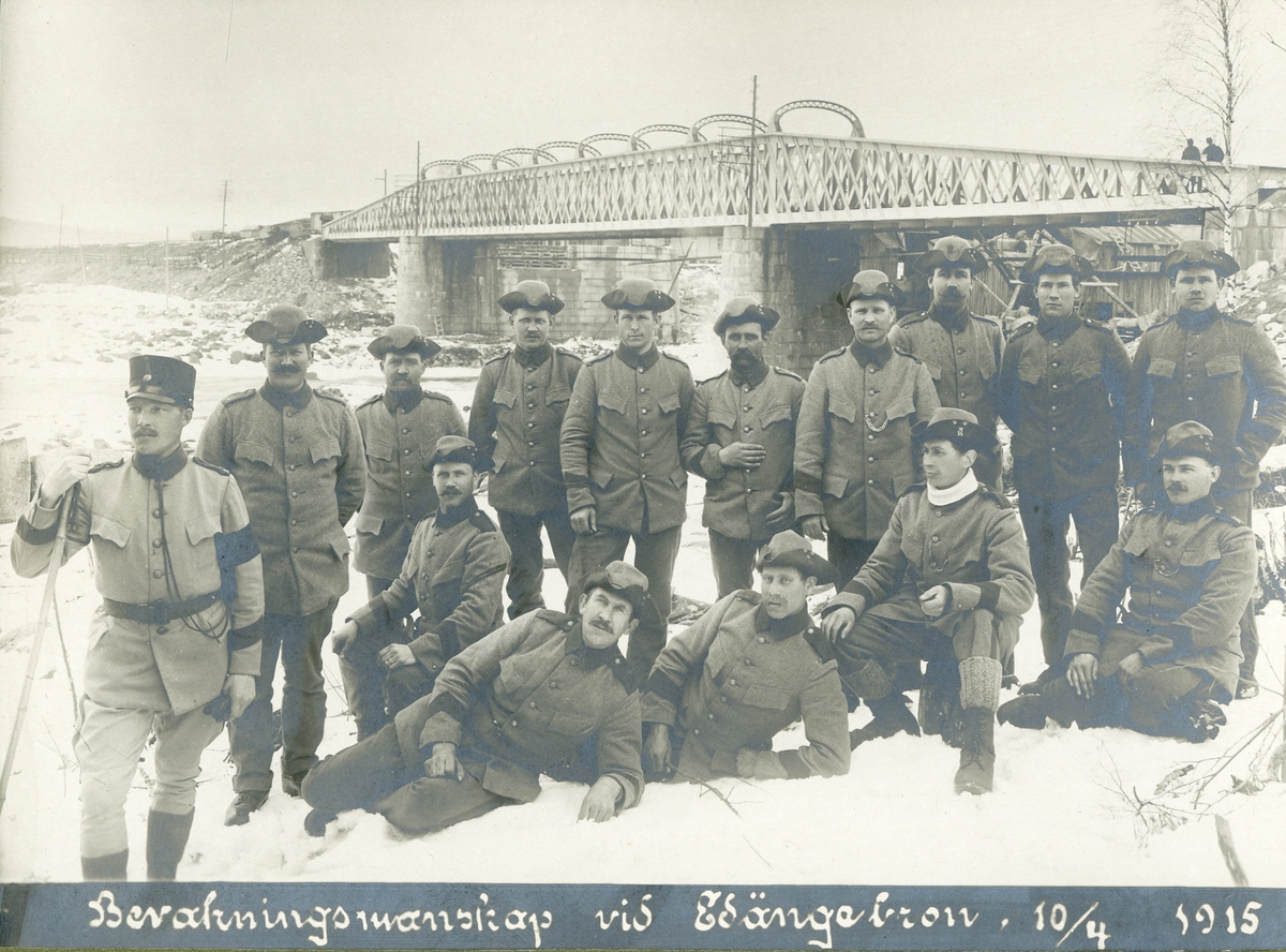 Grupporträtt av bevakningsmanskap vid Edängebron den 1915-04-10.