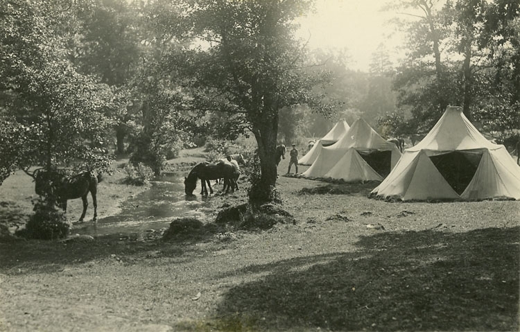 Enligt Bengt Lundins noteringar: "Från "kriget" i Bohuslän 1907. Tältbivack med hästar vid bäck".