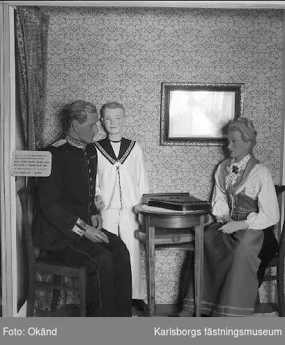 Karlsborgs museum. Monter från fästningssalen 1985. Familj på fästningen omkr 1928. Förvaltare vid intendenturen i uniform m/1886.