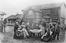 Personer, bord og stoler, 2-etg. bolighus, hest.