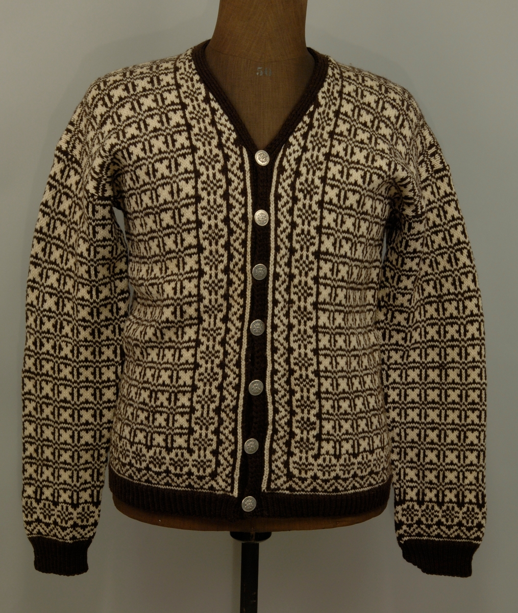 Strikket jakke med lange ermer i to farger. 7 metallknapper. Modell Weekend av Triplex.