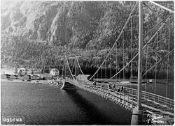 øybrua. hansens trevarefabrikk til høyre rett over brua.