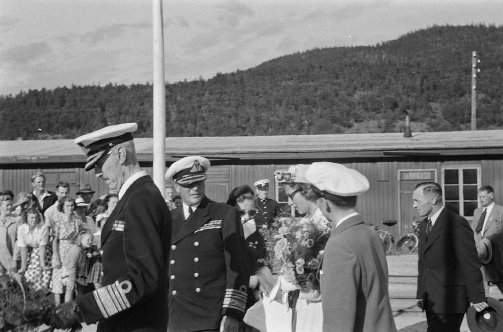 Kong Haakon besøker Mosjøen under 75års-jubileet,kongeskipet.