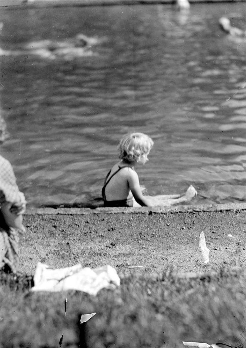 Lekande barn i plaskdammen i Vasaparken, Luthagen, Uppsala 1936
