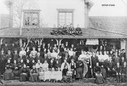 Gruppebilde, personer, klær, flagg, bygning.