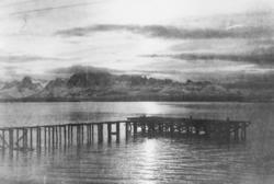 Bildet av et kaianlegg i Kvænangen, Reinfjord. Kaia er langs