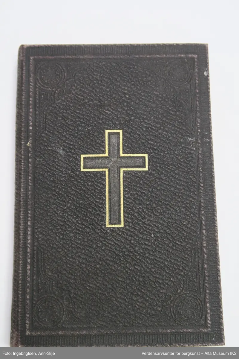 Form: Innbundet bok med permer i skinn. Latinsk kors på frontperm. Teksten i boka er trykt med gotiske bokstaver.