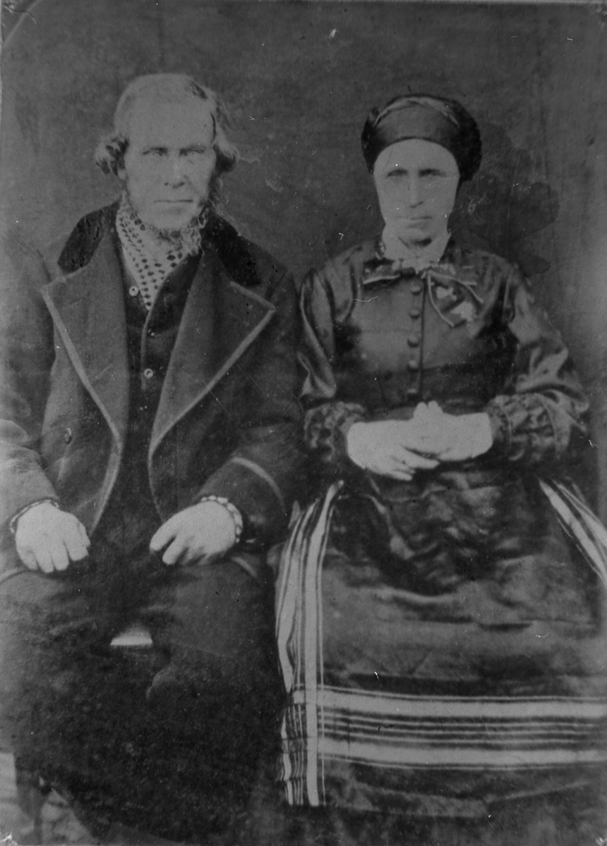 Jørgine Henriksdatter fra Åndervåg f. 1818, med sin andre mann Martinus Hansen fra Rotvik f.1821. Bildet er tatt ca 1870.