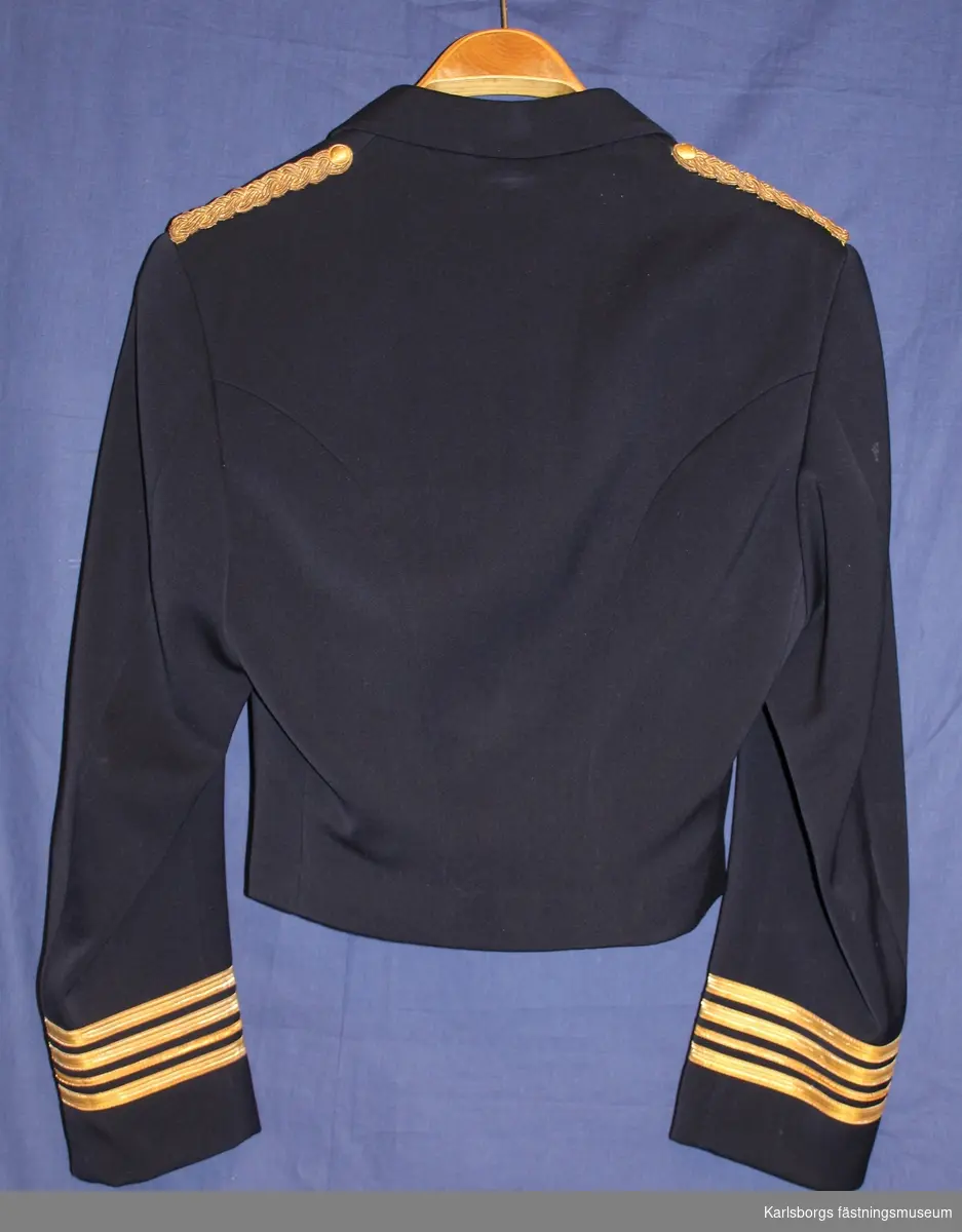 Mörkblå mässjacka m/38 för officerare vid flygvapnet (motsvarar frack enligt civilt bruk)
Används endast i festsammanhang.