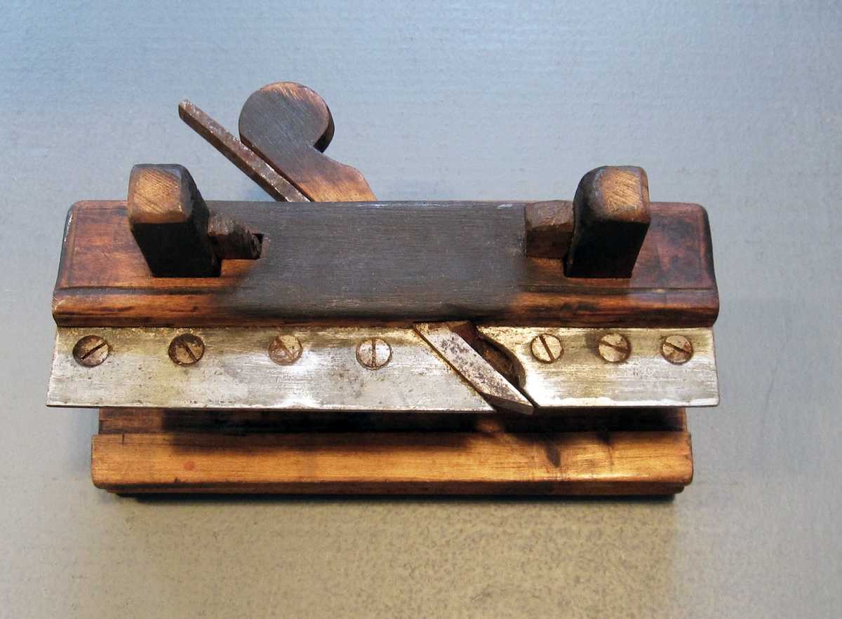 Høvel med treskaft og knivblad av stål ble brukt til å lage not.